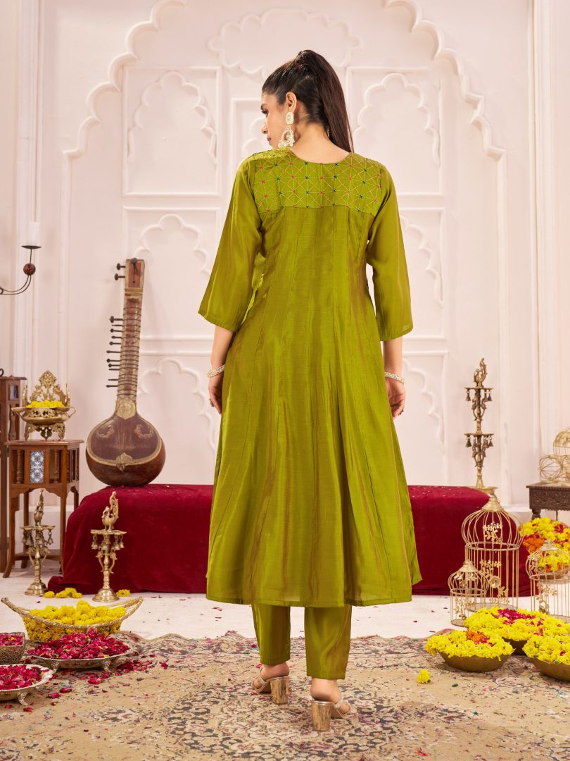 Premium Two-Tone Roman Silk Embroidery Set - Image 3